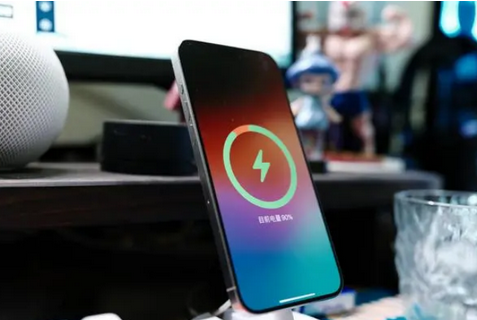 龙南苹果15换屏服务分享用什么充电器给iPhone15充电更好 